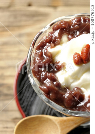 デザートカップに盛り付けられたたっぷりの餡子と杏仁豆腐を俯瞰で撮影 デザートカップに盛り付けられたたっぷりの餡子と杏仁豆腐を俯瞰で撮影 108776918