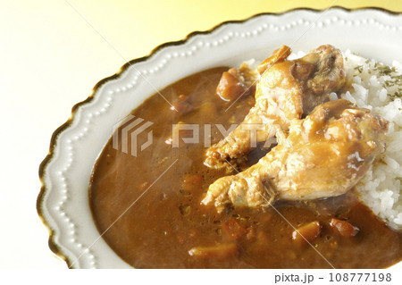 骨付きチキンの入った熱々カレーライス 108777198
