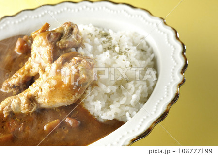骨付きチキンの入った熱々カレーライス 108777199