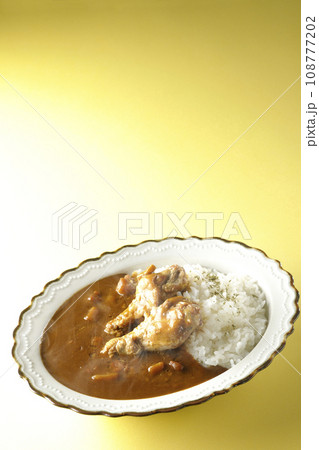 骨付きチキンの入った熱々カレーライス 108777202