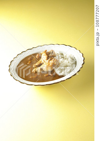 骨付きチキンの入った熱々カレーライス 108777207