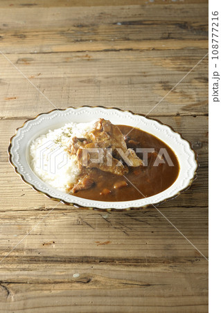 骨付きチキンの入った熱々カレーライス 108777216
