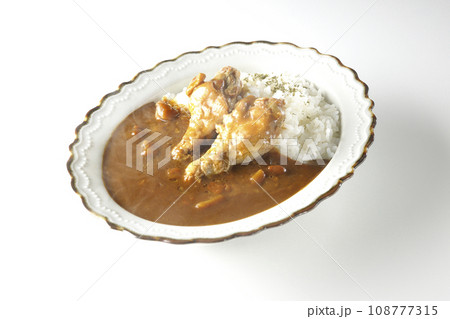 骨付きチキンの入った熱々カレーライスを白背景で撮影 108777315