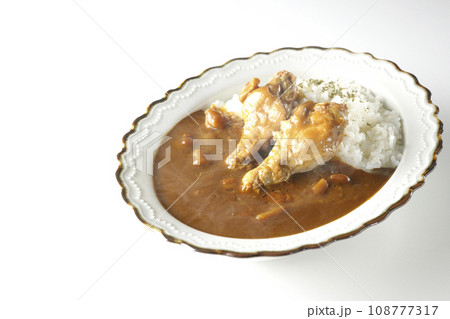 骨付きチキンの入った熱々カレーライスを白背景で撮影 108777317
