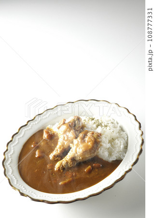 骨付きチキンの入った熱々カレーライスを白背景で撮影 108777331