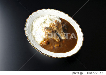骨付きチキンの入った熱々カレーライスを黒背景で俯瞰撮影 108777343
