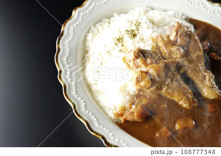 骨付きチキンの入った熱々カレーライスを黒背景で俯瞰撮影 骨付きチキンの入った熱々カレーライスを黒背景で俯瞰撮影 108777348