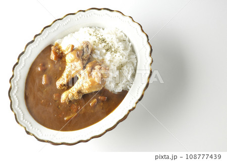 骨付きチキンの入った熱々カレーライスを白背景で俯瞰撮影 108777439