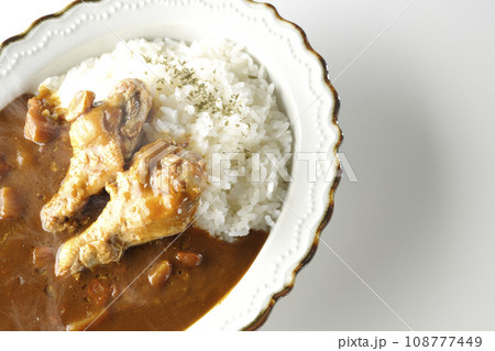 骨付きチキンの入った熱々カレーライスを白背景で俯瞰撮影 骨付きチキンの入った熱々カレーライスを白背景で俯瞰撮影 108777449