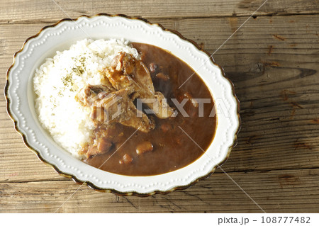骨付きチキンの入った熱々カレーライスを俯瞰で撮影 骨付きチキンの入った熱々カレーライスを俯瞰で撮影 108777482