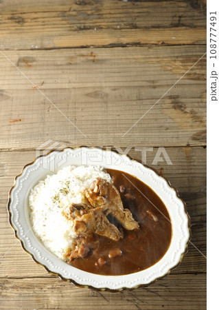 骨付きチキンの入った熱々カレーライスを俯瞰で撮影 108777491