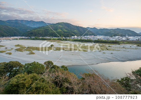 清流が流れるほとりの朝 108777923