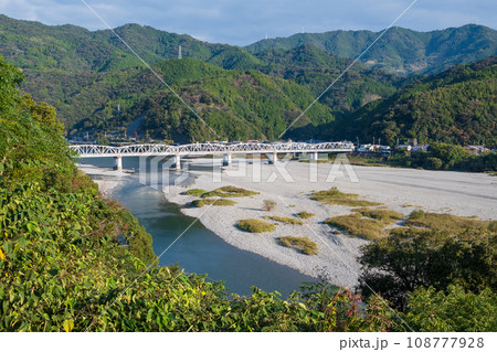 清流にかかる橋 108777928