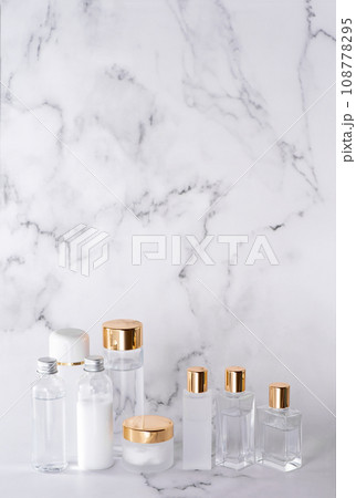 大理石を背景に並べた様々なタイプのコスメ容器 108778295