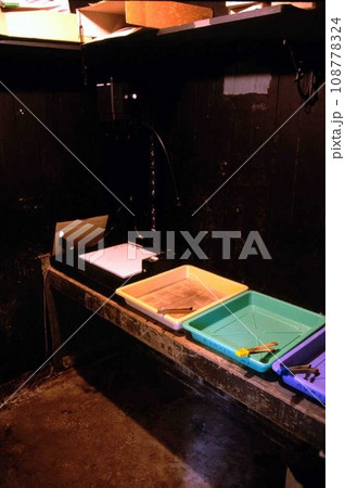 暗室 108778324