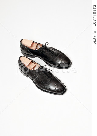 手入れの行き届いた黒いフルブローグの革靴 108778382