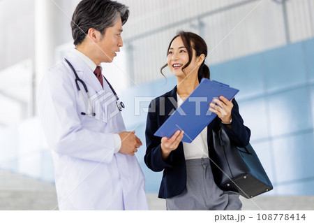 医師とMR 108778414