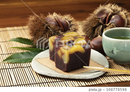 竹のマットの上に置いた栗ようかん 108778598