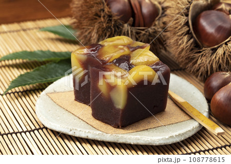竹のマットの上に置いた栗ようかん 108778615