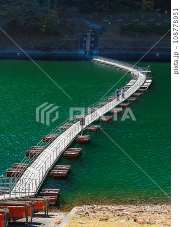 奥多摩湖 ドラム缶橋(麦山浮橋) 奥多摩湖 ドラム缶橋(麦山浮橋) 108778951