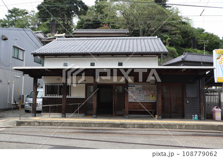 とさでん交通伊野線・伊野停留場 古民家風の待合室 とさでん交通伊野線・伊野停留場 古民家風の待合室 108779062