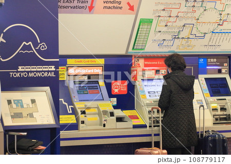 モノレール切符を買う外国人観光客　インバウンド 108779117