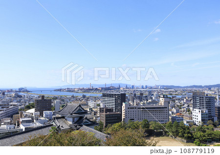 和歌山県和歌山市　和歌山城からの眺め　紀の川の河口方面 108779119