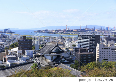 和歌山県和歌山市　和歌山城からの眺め　紀の川の河口方面 108779120