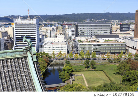 和歌山県和歌山市　和歌山城からの眺め　和歌山市役所と和歌山城ホール 108779159