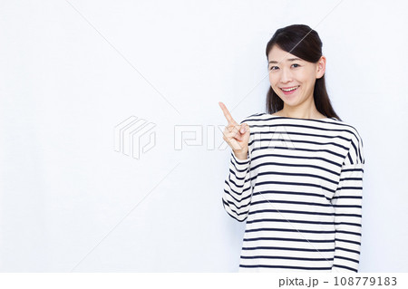 紹介をしている40代の女性 108779183