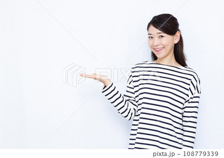 案内をしている40代の女性 108779339