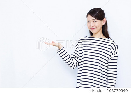 案内をしている40代の女性 108779340