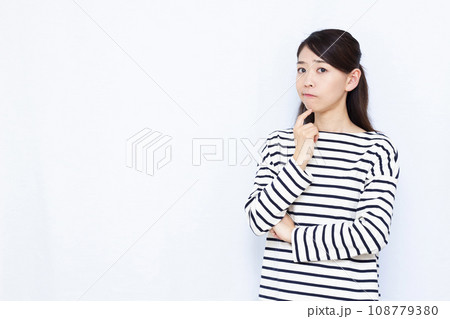 真剣に悩んでいる40代の女性 真剣に悩んでいる40代の女性 108779380