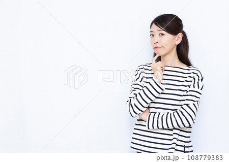 真剣に悩んでいる40代の女性 108779383