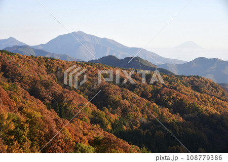 紅葉する山々 108779386