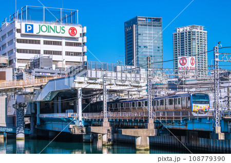 日本の横浜都市景観 相鉄線横浜駅やホームに入る電車などを望む 108779390