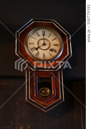 遠野の民家の降る時計 歴史を感じる古時計おじいさんの時計 遠野の民家の降る時計 歴史を感じる古時計おじいさんの時計 108779392
