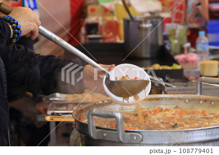 モツ煮込み　居酒屋の名物　 108779401