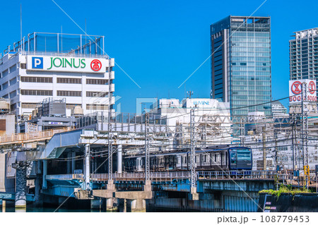 日本の横浜都市景観 相鉄線横浜駅やホームに入る電車などを望む 日本の横浜都市景観 相鉄線横浜駅やホームに入る電車などを望む 108779453
