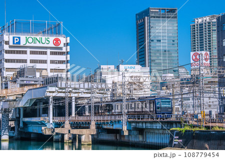 日本の横浜都市景観 相鉄線横浜駅やホームに入る電車などを望む 日本の横浜都市景観 相鉄線横浜駅やホームに入る電車などを望む 108779454