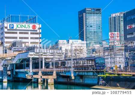 日本の横浜都市景観 相鉄線横浜駅やホームに入る電車などを望む 108779455