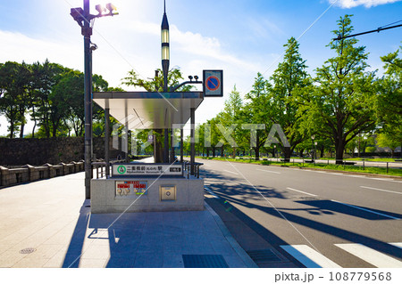 丸の内、大手町にある東京メトロ千代田線の二重橋駅6番出口と爽やかな新緑の皇居外苑（東京都千代田区） 108779568