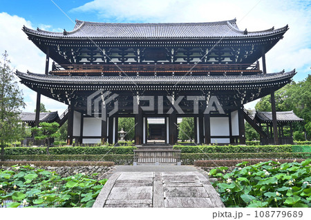 蓮池から見上げる京都市東福寺の国宝山門 蓮池から見上げる京都市東福寺の国宝山門 108779689