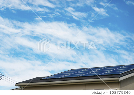 屋根に設置されたソーラーパネル 108779840