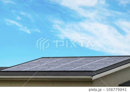 屋根に設置されたソーラーパネル 108779841