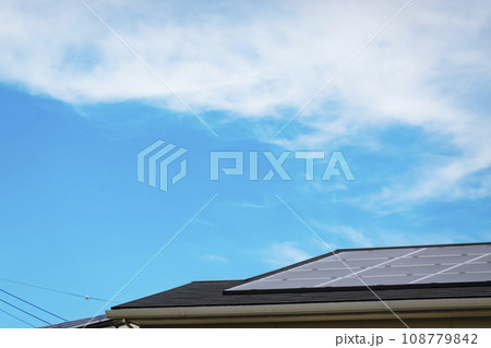 屋根に設置されたソーラーパネル 108779842