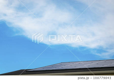 屋根に設置されたソーラーパネル 108779843