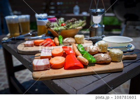 バーベキューの食材が並んでいる 108781601