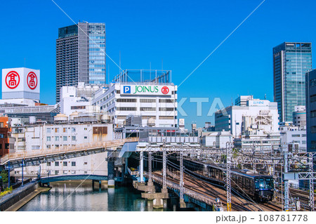 日本の横浜都市景観 相鉄線横浜駅や出発した電車などを望む 108781778