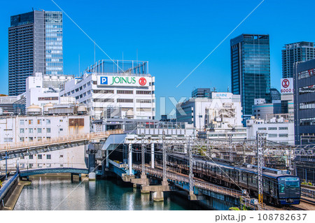 日本の横浜都市景観 相鉄線横浜駅やホームに入る電車などを望む 日本の横浜都市景観 相鉄線横浜駅やホームに入る電車などを望む 108782637